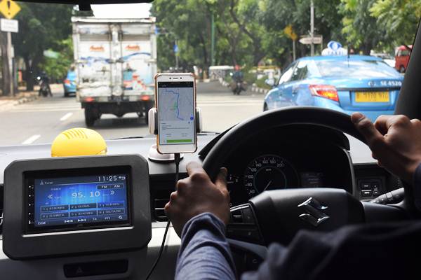 Pengemudi taksi daring mengantarkan penumpang/ANTARA-Indrianto Eko Suwarso