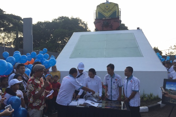  Menteri Rini Resmikan Monumen Lokomitif BB 300 di Pusdiklat PT KAI