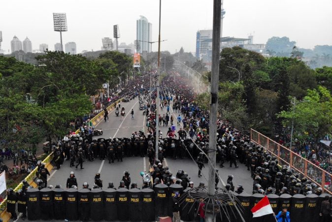 Suasana penanganan aksi unjuk rasa di depan Gedung DPR, Jakarta, (24/9)./Bisnis-Abdullah Azzam