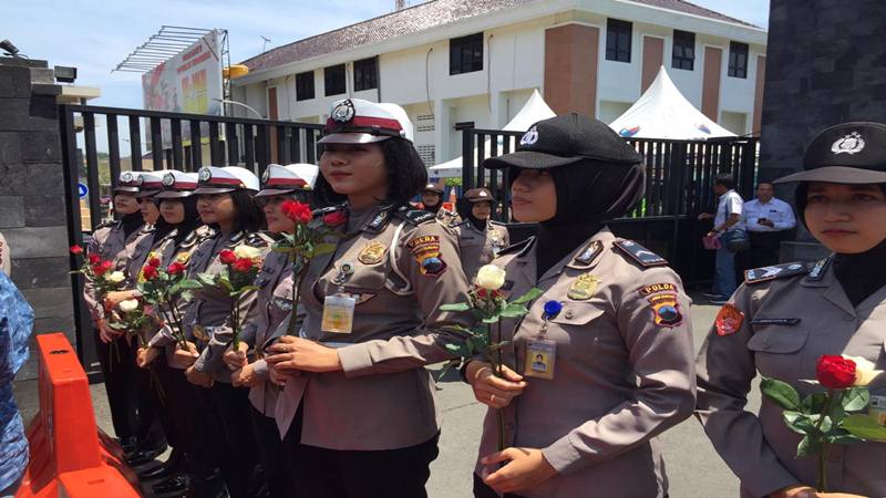  Polwan Bawa Bunga Mawar Merah Jaga Demo Mahasiswa di Semarang 