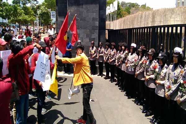  Polwan di Semarang Bagikan Bunga untuk Mahasiswa Berdemo