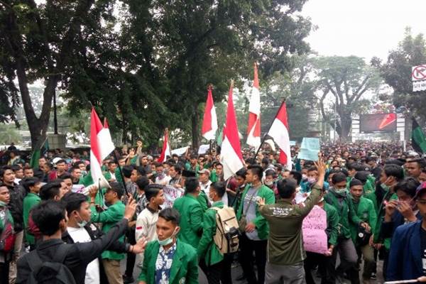  Ribuan Massa Gelar Unjuk Rasa di Depan DPRD Riau