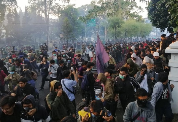  Demo Mahasiswa di DPRD Jabar Ricuh Lagi, Polisi \'Obral\' Gas Air Mata