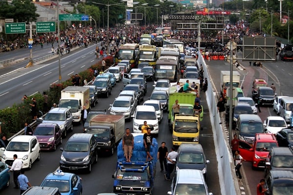  Ratusan Kendaraan Terjebak Aksi Unjuk Rasa DPR Senayan