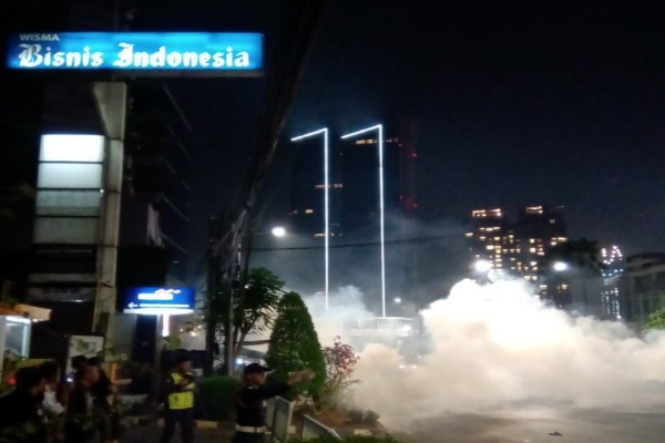  Sempat Ricuh, Aksi Massa di depan Wisma Bisnis Indonesia Mas Mansyur Dibubarkan