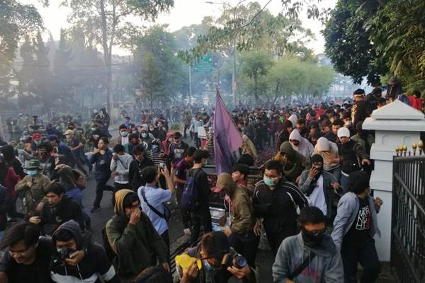 Massa saat aksi di sekitar Gedung Sate, Bandung/Bisnis-Wisnu Wage Pamungkas