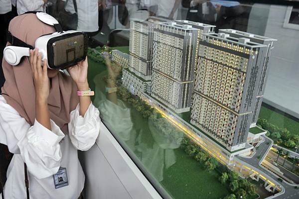 Pengunjung mencoba virtual reality disamping maket hunian terintegrasi transportasi Stasiun Rawa Buntu yang dibangun dengan konsep Transit oriented Development (TOD) di Serpong, Tangerang Selatan/JIBI-Felix Jody Kinarwan