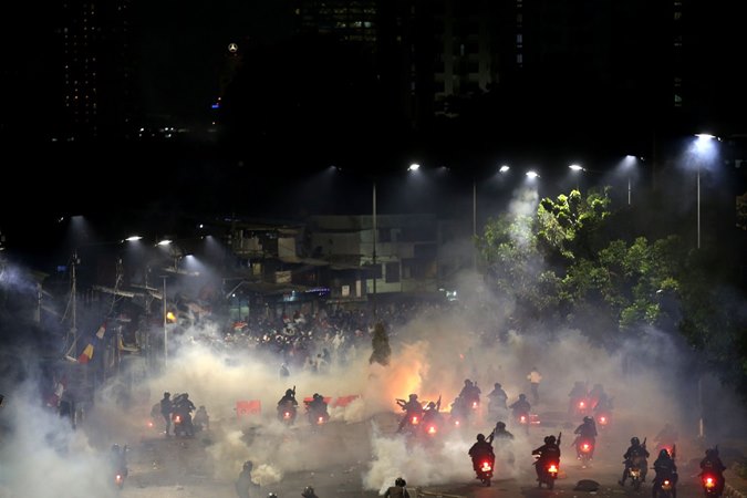 Ilustrasi-Pengunjuk rasa bentrok dengan aparat kepolisian di Jakarta, Senin (30/9/2019). Unjuk rasa gabungan pelajar dan mahasiswa yang menolak UU KPK dan pengesahan RUU KUHP tersebut berakhir ricuh./Bisnis-Nurul Hidayat
