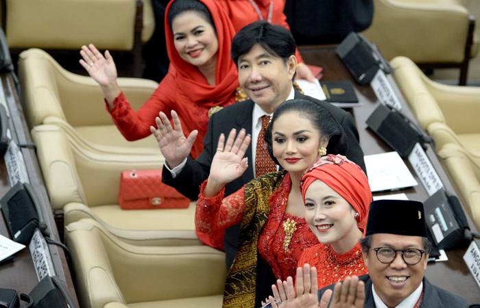 Anggota Dewan Perwakilan Rakyat (DPR) periode 2019-2024 Puti Guntur Soekarno (kiri), Guruh Soekarnoputra (kedua kiri), Krisdayanti (ketiga kanan) melambaikan tangan usai pelantikan di Ruang Rapat Paripurna, Kompleks Parlemen, Senayan, Jakarta, Selasa (1/10/2019). Sebanyak 575 anggota DPR terpilih dan 136 orang anggota DPD terpilih diambil sumpahnya pada pelantikan tersebut./ ANTARA-M Risyal Hidayat