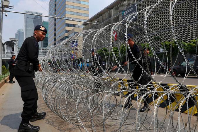  Unjuk Rasa Buruh, Polisi Pasang Barikade Kawat Berduri di Depan Istana