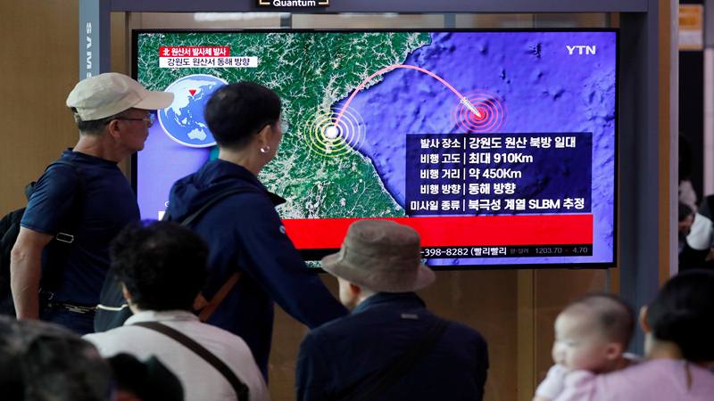 Orang-orang menonton TV yang menyiarkan laporan berita tentang Korea Utara menembakkan rudal yang diyakini diluncurkan dari kapal selam, di Seoul, Korea Selatan, 2 Oktober 2019./Reuters