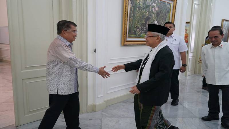  Sarung Ma\'ruf Amin dan Batik Jusuf Kalla