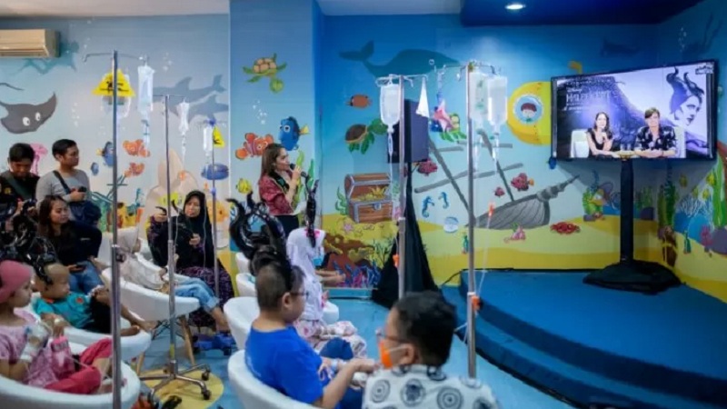  Angelina Jolie Bertemu Anak Penderita Kanker di RS Dharmais Lewat Video Call