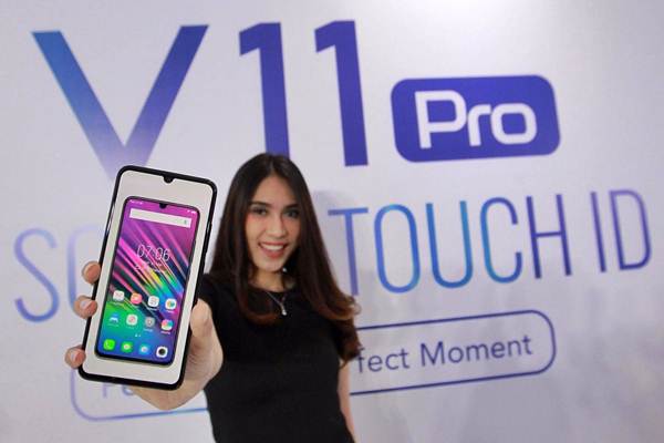 Model memperlihatkan ponsel pintar Vivo V11 Pro saat peluncurannya di Jakarta, Rabu (12/9/2018)./JIBI-Dwi Prasetya