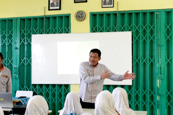 Ketika Direksi Astra Tol Tangerang- Merak Mengajar di Sekolah Dasar