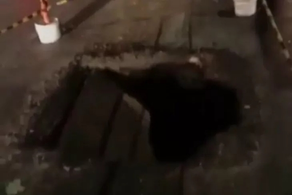  Jalan Amblas di Depan BLK Ciracas, Pengendara agar Waspada!