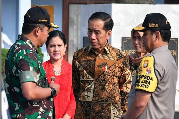 Presiden Joko Widodo (tengah) saat berada di Surakarta memperingati Hari Batik Nasional, Rabu (2/10/2019)./Instgaram @jokowi
