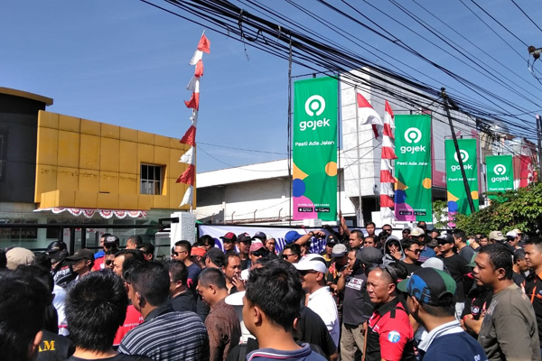  Ratusan Supir Go Car Geruduk Kantor Gojek Palembang