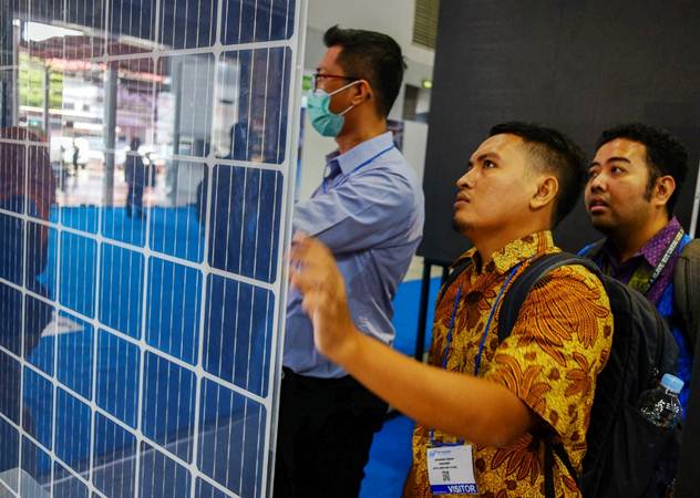 Aktivitas pengunjung pada pameran Internasional Panel Surya & Smart City (Solartech Indonesia 2019) di JIExpo Kemayoran, Jakarta, Kamis (4/4/2019)./Bisnis-Felix Jody Kinarwan