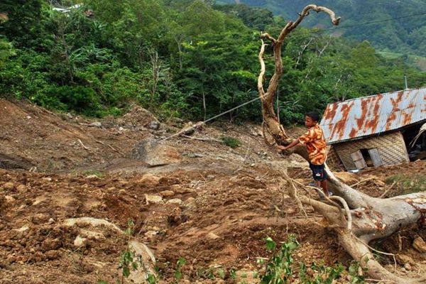  Tiga Rumah di Sukabumi Rusak Diterjang Longsor dan Pergeseran Tanah