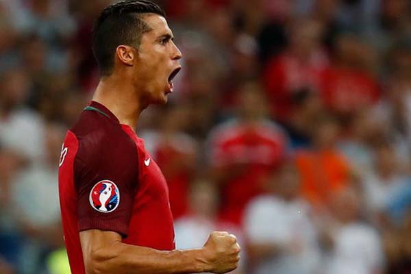 Striker Portugal Cristiano Ronaldo ketika membela negaranya di Euro 2016. Portugal akhirnya tamp;il sebagai juara setelah di final menaklukkan tuan rumah Prancis 1 - 0./Reuters-Kai Pfaffenbach