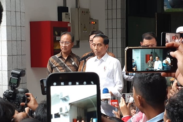 Presiden Joko Widodo menjenguk Menko Polhukam Wiranto di RSPAD Gatot Subroto Jakarta./Bisnis-Amanda Kusumawardhani