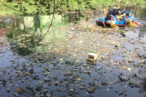  Sungai Cipamokolan Dipenuhi Sampah  dari Plastik Hingga Kasur