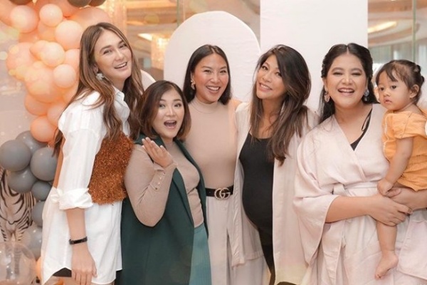  Potret Kedekatan Luna Maya dan Kahiyang Ayu