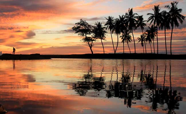  Matahari terbenam di pantai Ujong Kalak, Aceh Barat