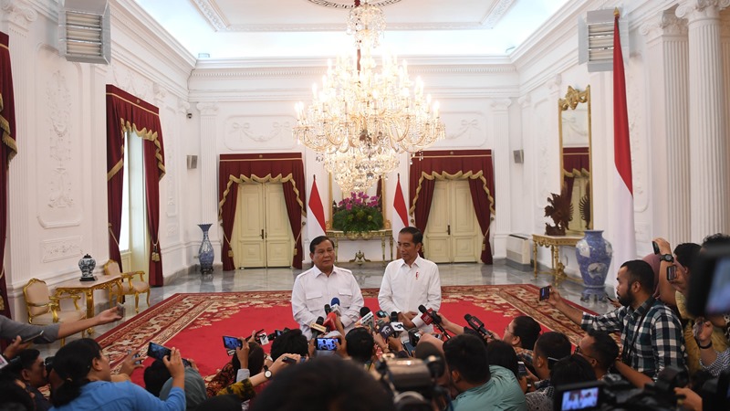 Presiden Joko Widodo (kanan) dan Ketua Umum Partai Gerindra Prabowo Subianto (kiri) memberikan keterangan pers usai melakukan pertemuan di Istana Merdeka, Jakarta, Jumat (11/10/2019)./Antara-Akbar Nugroho Gumay