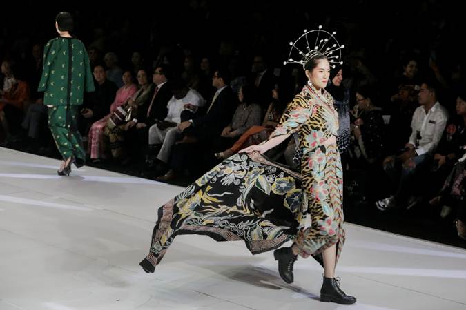  Membalut Borneo Dalam Indonesia Fashion Week 2020