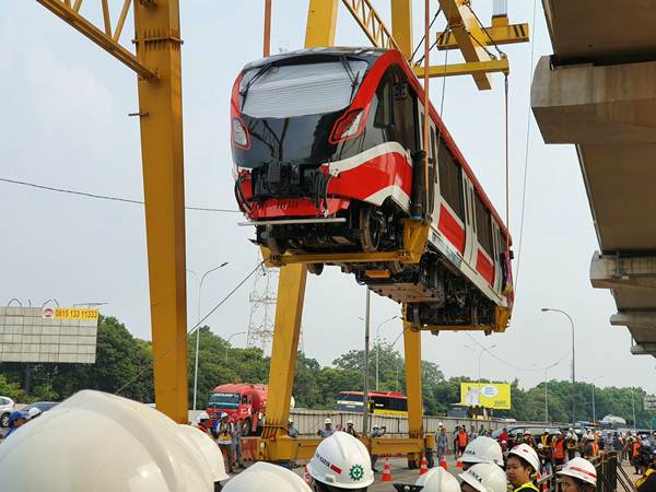  Proses Pengangkatan LRT Selesai, Luhut: Ini Prestasi Putra-Putri Indonesia