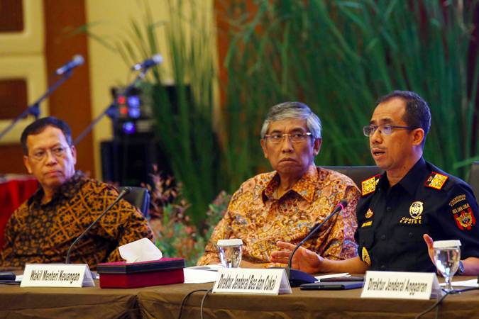 Dirjen Bea dan Cukai Heru Pambudi (dari kanan) bersama Wakil Menteri Keuangan Mardiasmo dan Dirjen Pajak Robert Pakpahan (dari kiri) memberikan keterangan terkait progam sinergi pajak di Jakarta, Selasa (25/6/2019)./Bisnis-Abdullah Azzam