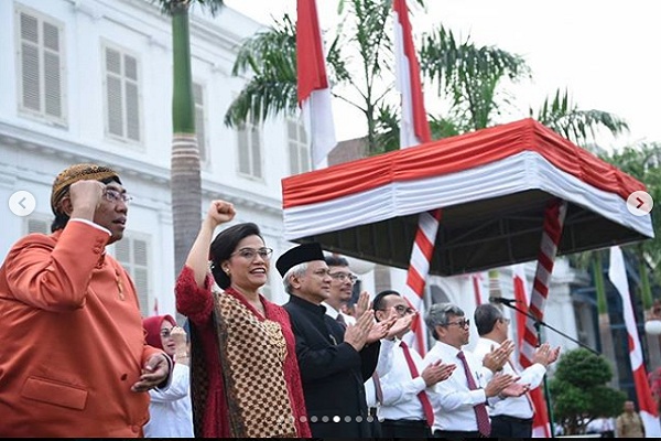 Menteri Keuangan Sri Mulyani (nomor 2 dari kiri) berkebaya merah brokat saat memimpin upacara HUT Kemerdekaan ke-74 RI di Departemen Keuangan/Instagram @smindrawati
