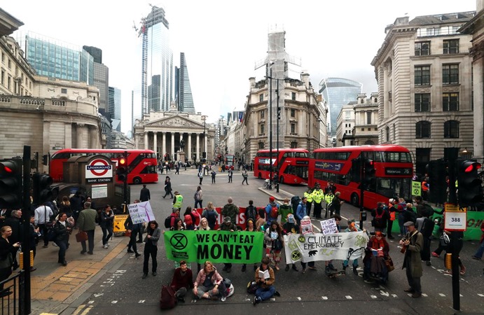  Aktivis Perubahan Iklim Blokir Bank Junction di London