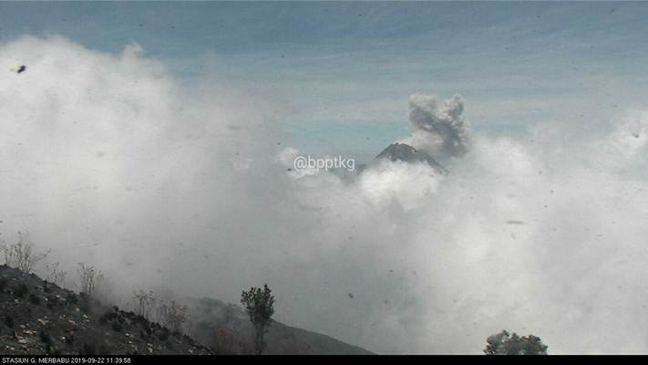  Letusan Gunung Merapi Senin, 14 Oktober, Hujan Abu di Sejumlah Wilayah