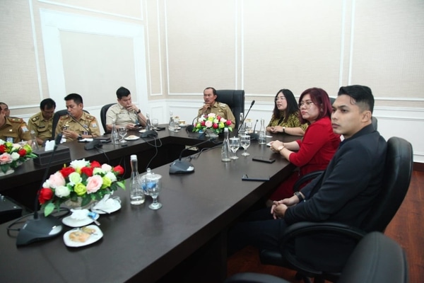 Wali Kota Palembang Harnojoyo (tengah) menyimak pemaparan dari tim Tokopedia di ruang kerjanya./Istimewa