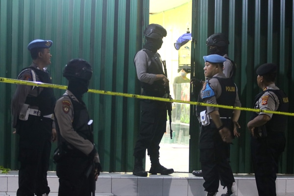  Sejumlah Temuan dari Penggeledahan Rumah Terduga Teroris Cirebon