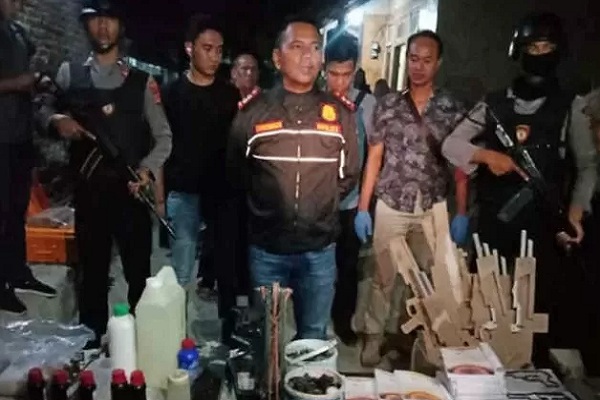  Densus 88 Antiteror Temukan Cairan Kimia di Rumah Tersangka Teroris di Cirebon