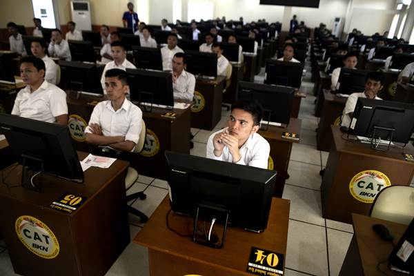 Puluhan peserta seleksi CPNS memperhatikan tata cara pelaksanaan Ujian Sistem CAT di Kantor Regional XI Badan Kepegawaian Negara di Manado, Sulawesi Utara, Senin (11/9). Sebanyak 8.066 pelamar kerja yang terbagi atas lulusan Sarjana maupun SMA (sederajat), akan memperebutkan 260 formasi dalam seleksi yang menggunakan sistem CAT (Computer Assisted Test) tersebut. ANTARA FOTO/Adwit B Pramono