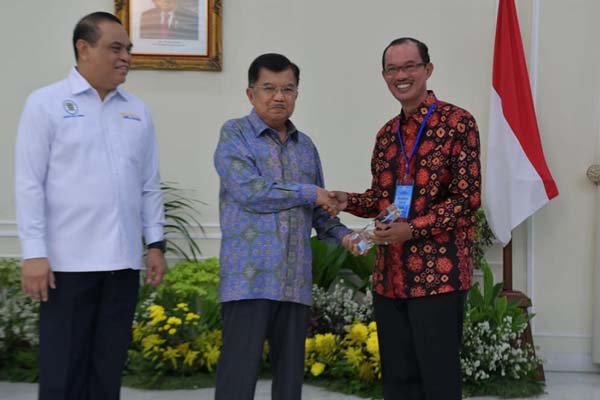  Pemkot Palembang Terima Penghargaan Inovasi Pelayanan Publik Terbaik