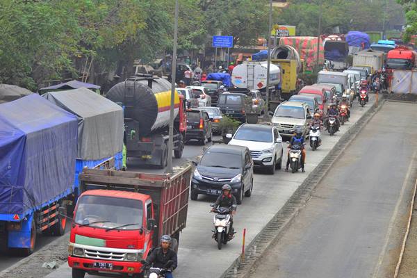 Sejumlah kendaraan roda dua dan roda empat terjebak kemacetan di Jalur Pantura Demak-Semarang di Sayung, Demak, Jawa Tengah/Antara