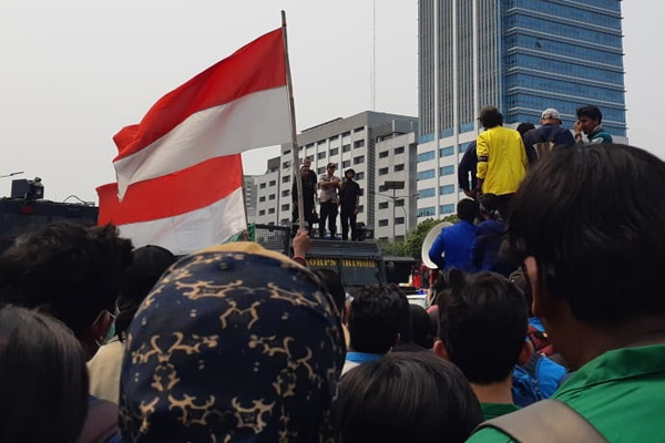  Demo Mahasiswa di Depan Kantor Jokowi, Jalan Gatot Subroto dan Veteran Ditutup