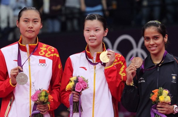  Li Xue Rui, Mantan Juara Tunggal Putri Olimpiade 2012 Gantung Raket