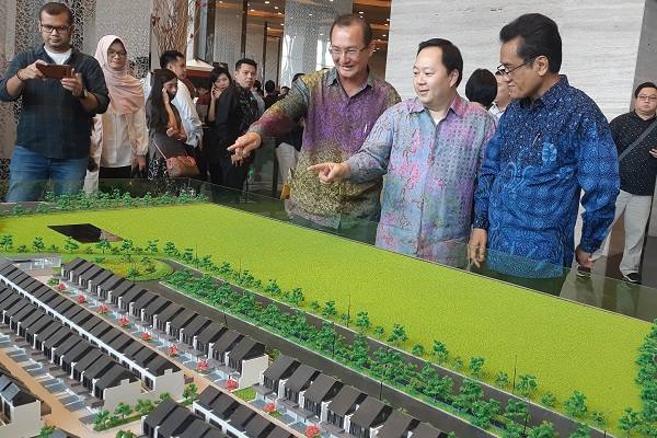 Jajaran direksi Keppel Land Ltd. dan PT Metropolitan Land Tbk. berbincang-bincang ketika melihat maket perumahan Wisteria Cakung, di Jakarta, Kamis (17/10/2019)./Bisnis-Mutiara Nabila