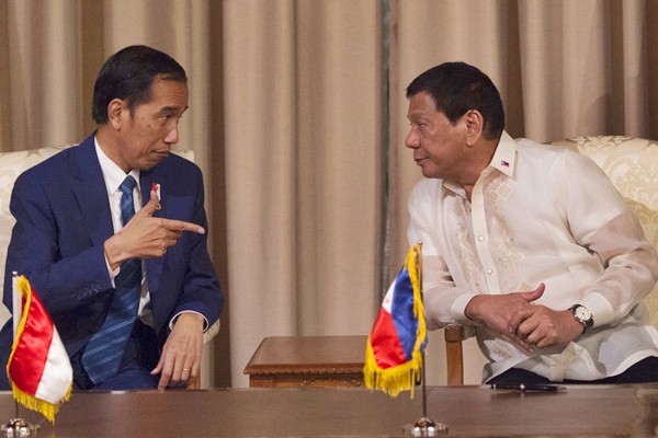  Presiden Filipina Duterte Jatuh Dari Sepeda Motor