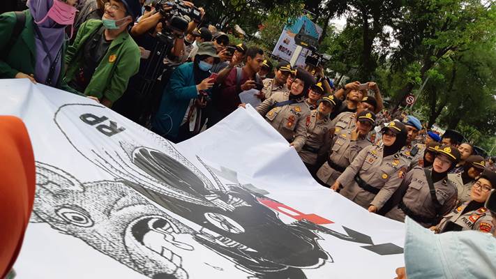  Demo Mahasiswa Bubar, Polwan Dihadiahi Poster Tikus Berdasi