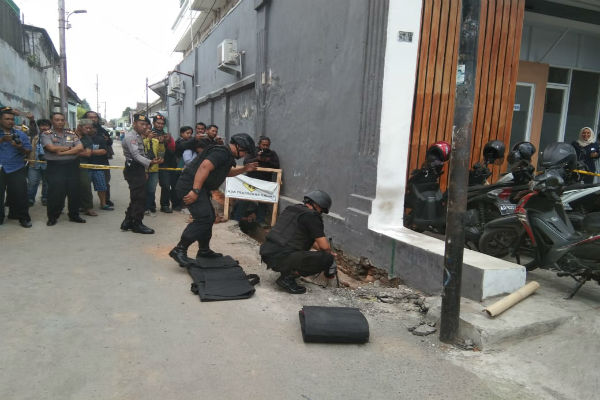 Tim Jitbom mengambil peluru yang ditemukan di galian SAH barat RS PKU Jogja, Kamis (17/10/2019)/Harian Jogja-Lugas Subarkah 