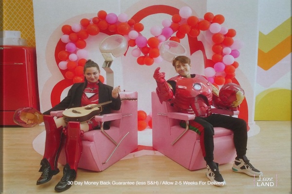 Stephanie Poetri (kiri) merilis video klip baru untuk versi baru dari lagu hitnya I Love You 3000 versi ke-2 yang menampilkan bintang K-Pop, Jackson Wang (kanan).