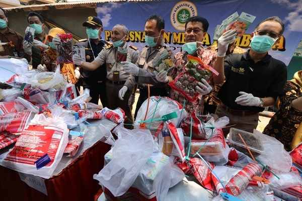 Karantina Surabaya Musnahkan 59 Paket Tanpa Dokumen